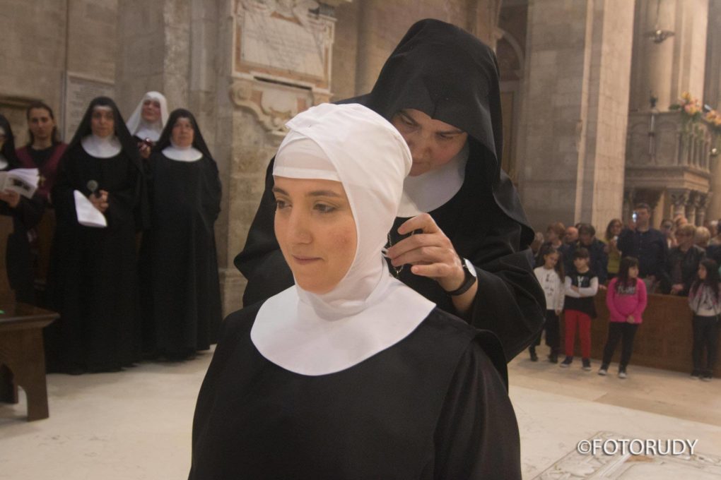 BARLETTA: In abito da sposa all'altare per diventare suora di clausura