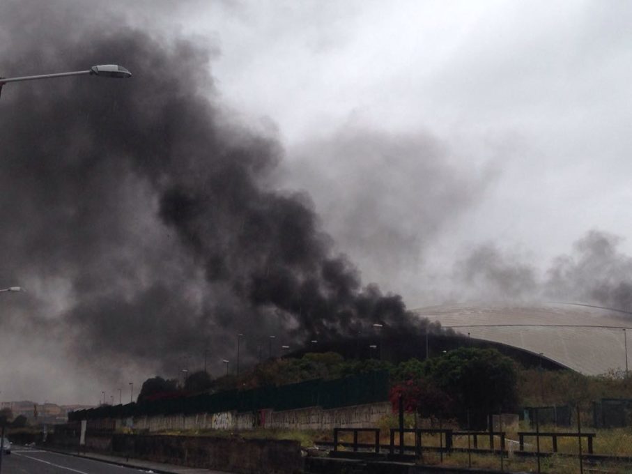 CATANIA: Incendio al palanesima, colonna di fumo nero - Le foto