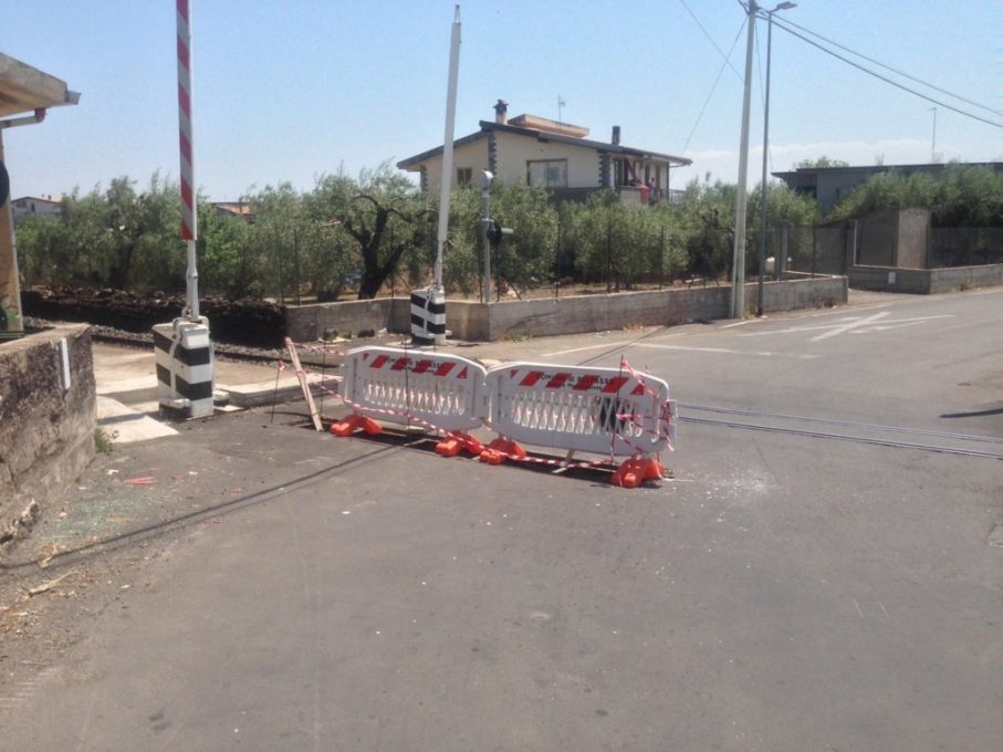 RUBATE LE GRATE IN CONTRADA GIACONIA