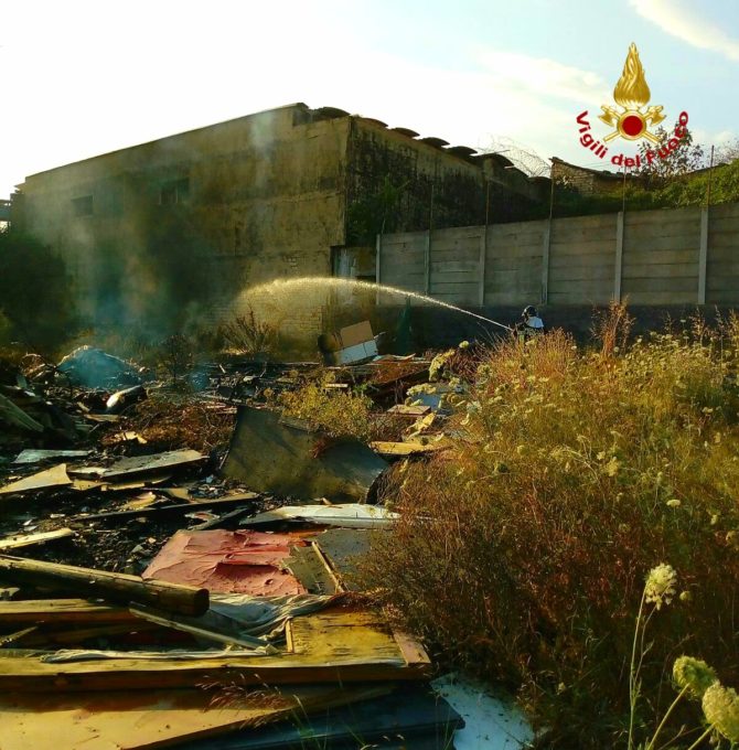 CATANIA: Incendio in un ex campo Rom