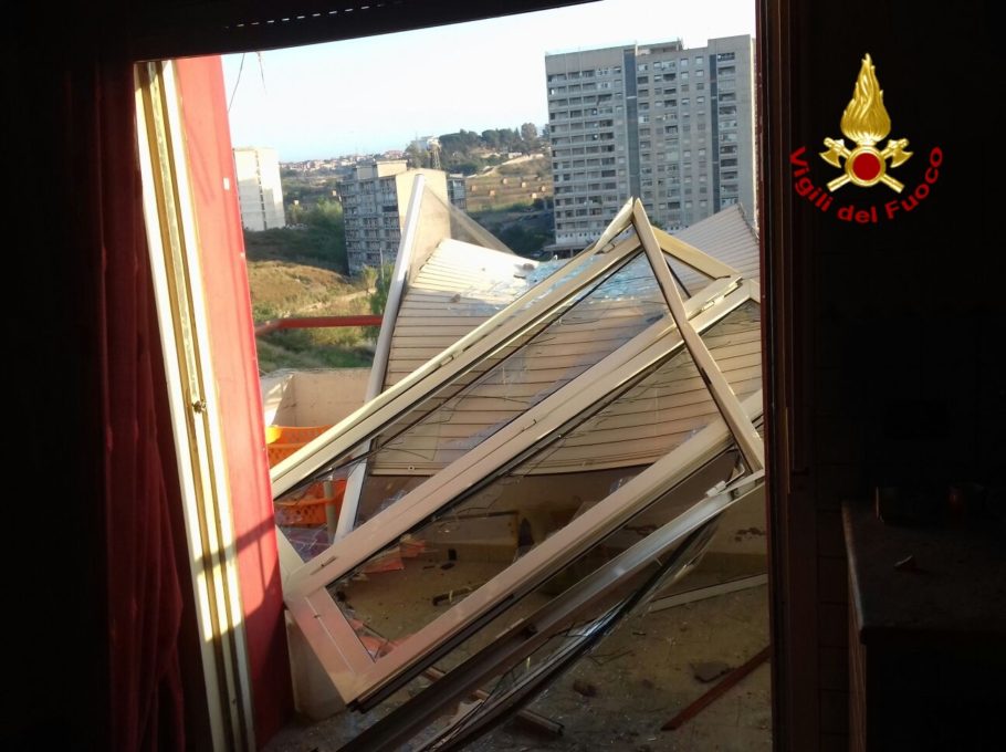 CATANIA: Esplosione in un appartamento di viale Moncada: sul posto i Vigili del Fuoco - FOTO VIGILI