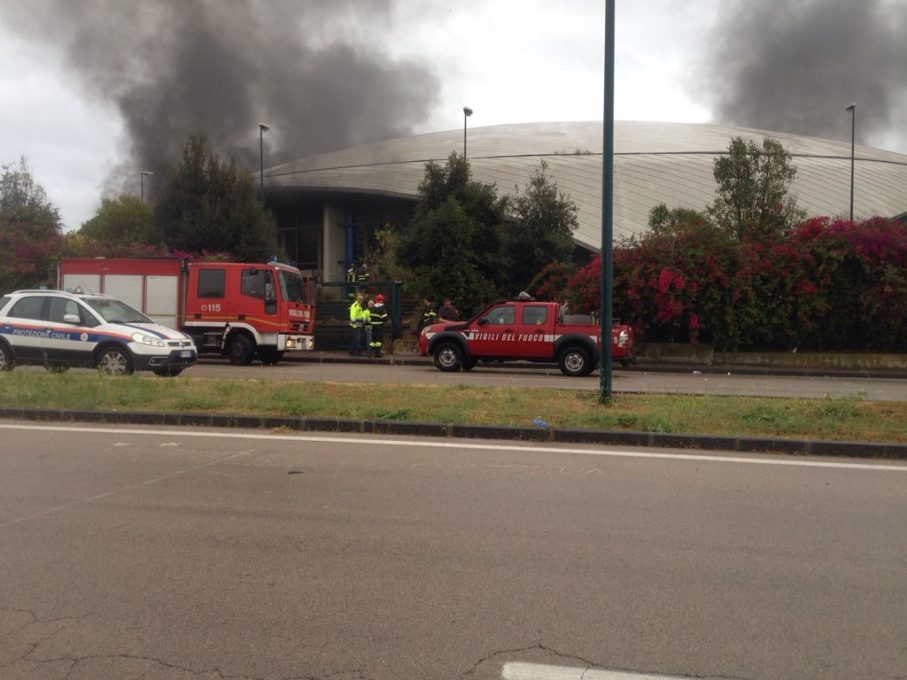 CATANIA: Incendio al palanesima, colonna di fumo nero - Le foto