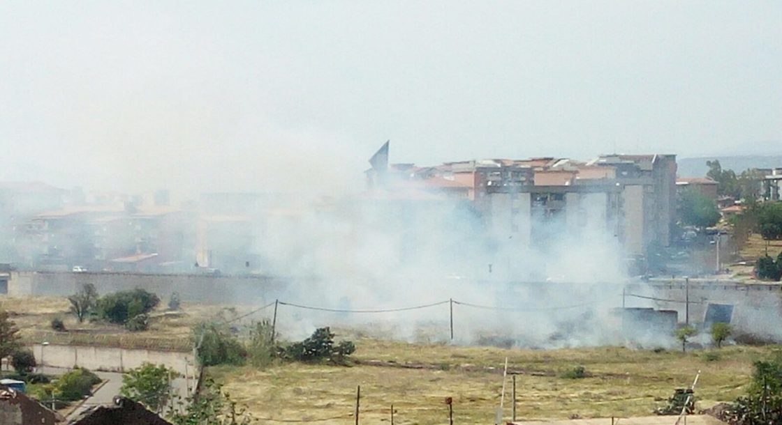 PATERNO’ INCENDIO DI STERPAGLIE AL CORSO ITALIA – FOTO