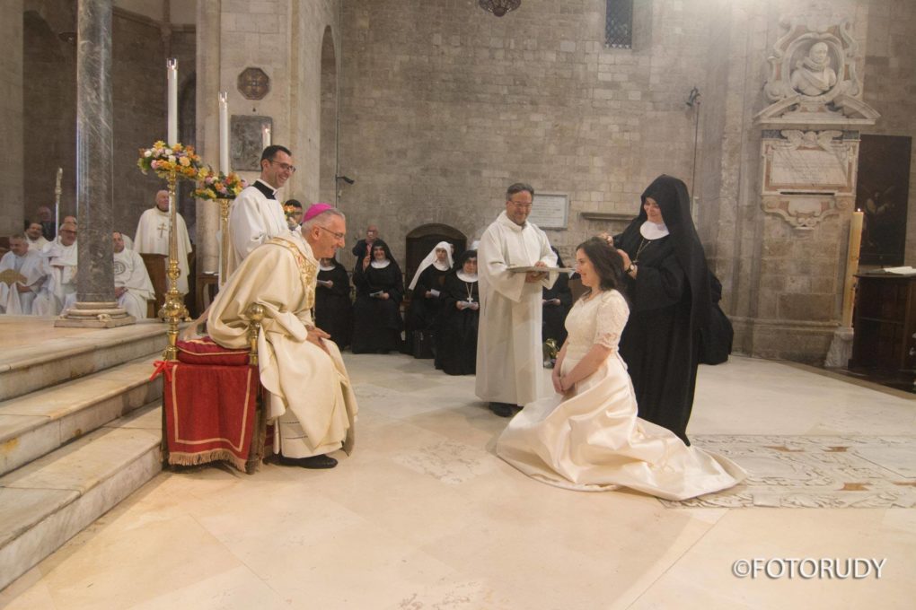 BARLETTA: In abito da sposa all'altare per diventare suora di clausura