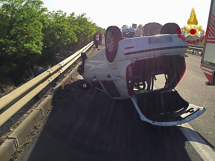 AUTO RIBALTATA SULL'AUTOSTRADA A19, PALERMO CATANIA, 2 FERITI
