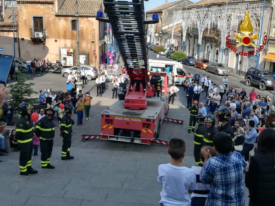 PEDARA: Omaggio floreale dei Vigili del fuoco a S.Antonio Abate - LE FOTO