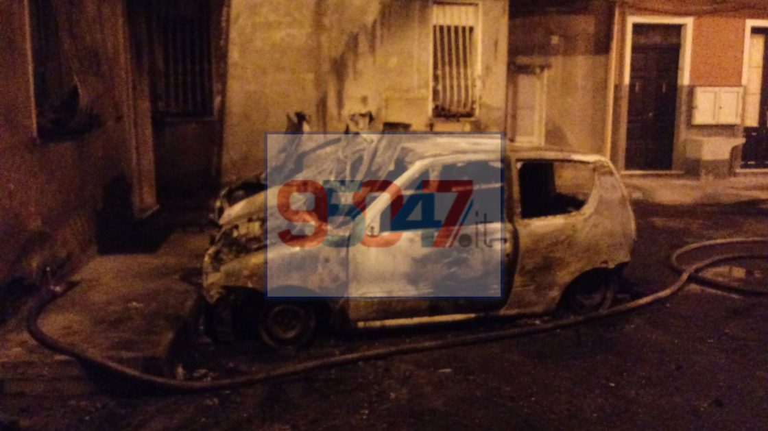 PATERNO': DUE AUTO IN FIAMME, IN VIA MIGNEMI