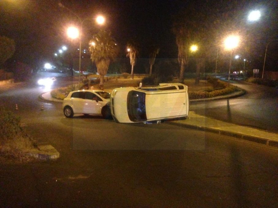 PATERNO': SCONTRO CON RIBALTAMENTO IN VIA CONVENTO