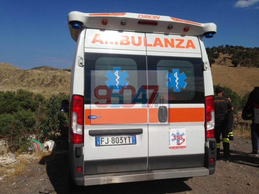 MISTERBIANCO: Motociclista finisce in fondo ad un dirupo, salvato dai VVF di Paternò e SAF