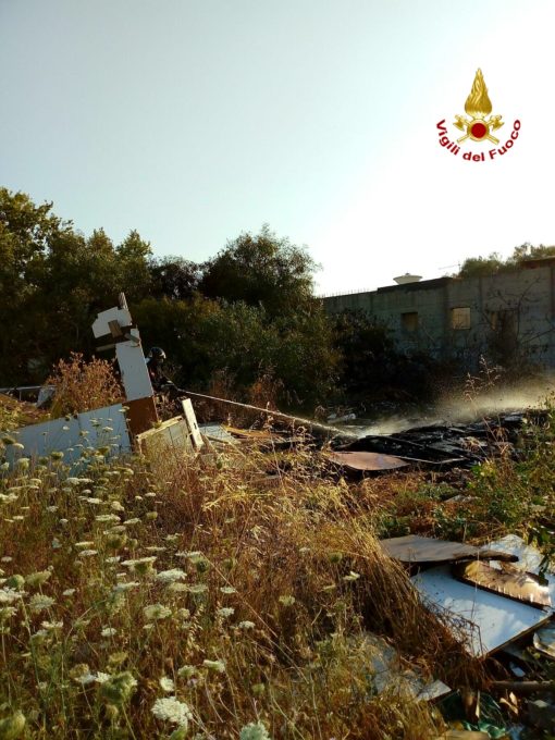 CATANIA: Incendio in un ex campo Rom