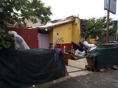 CATANIA: Sgomberata baracca abusiva, era la casa di 7 persone (tre bambini) senza luce né acqua