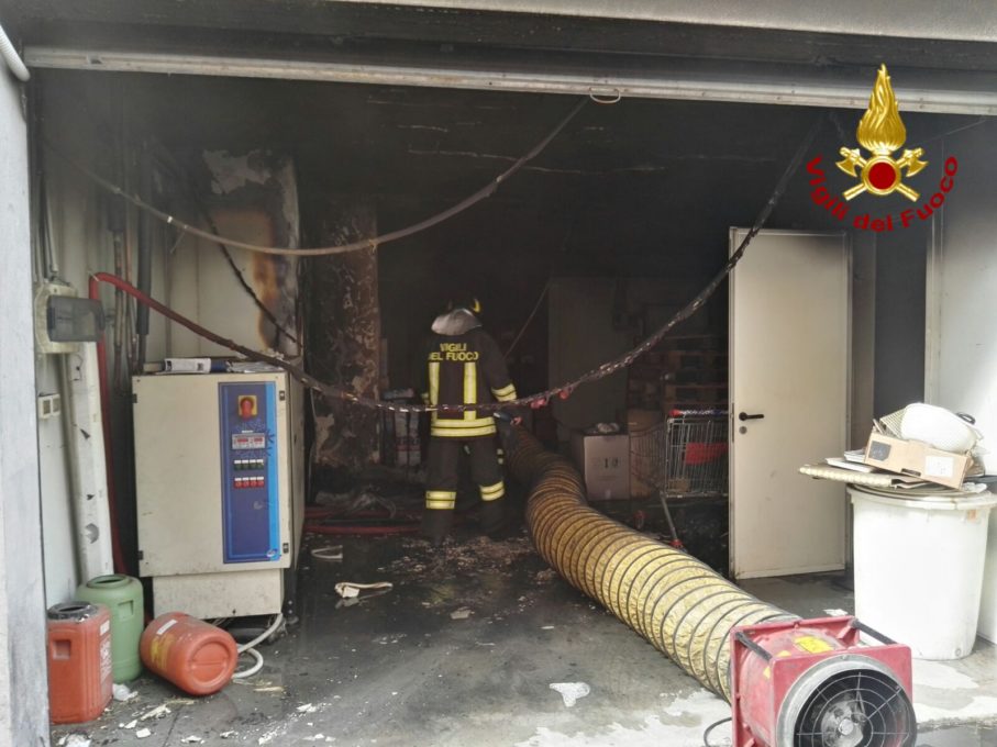 SANTA MARIA DI LICODIA: A fuoco deposito di un supermercato