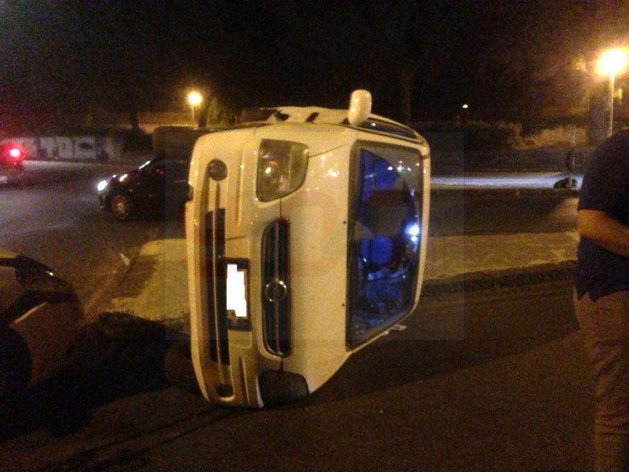 PATERNO': SCONTRO CON RIBALTAMENTO IN VIA CONVENTO