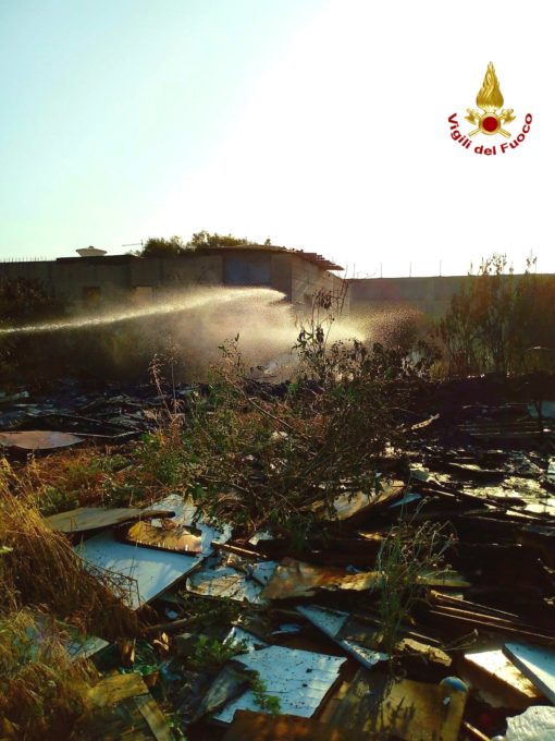 CATANIA: Incendio in un ex campo Rom