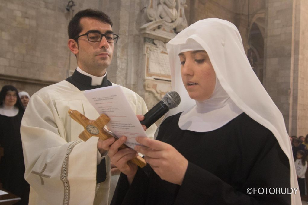 BARLETTA: In abito da sposa all'altare per diventare suora di clausura