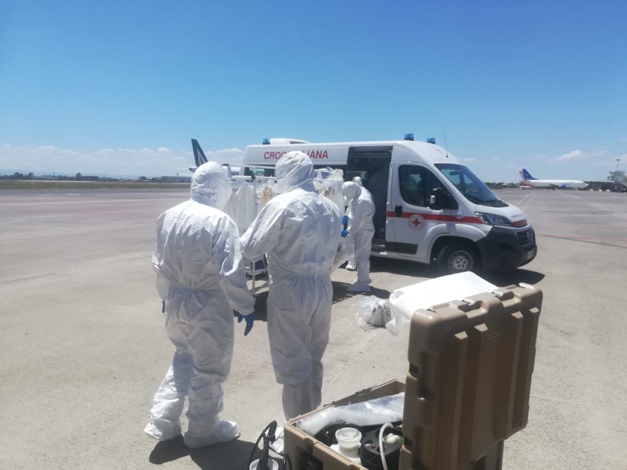 Paziente con tubercolosi trasferito con un volo da Catania a Roma con una procedura speciale - LE FOTO