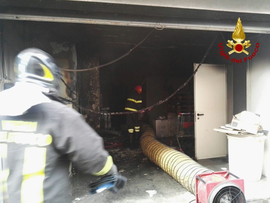 SANTA MARIA DI LICODIA: A fuoco deposito di un supermercato