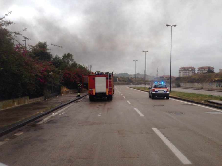 CATANIA: Incendio al palanesima, colonna di fumo nero - Le foto