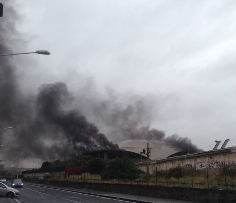 CATANIA: Incendio al palanesima, colonna di fumo nero - Le foto