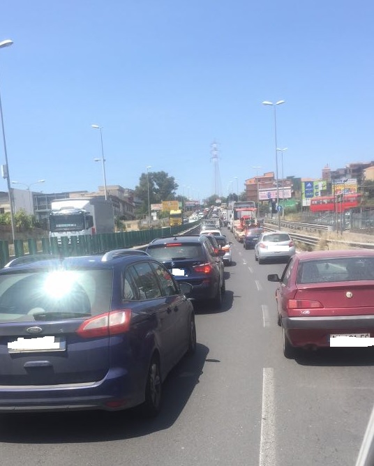 VEICOLO FERMO SULLA SS121 - LUNGHISSIME CODE