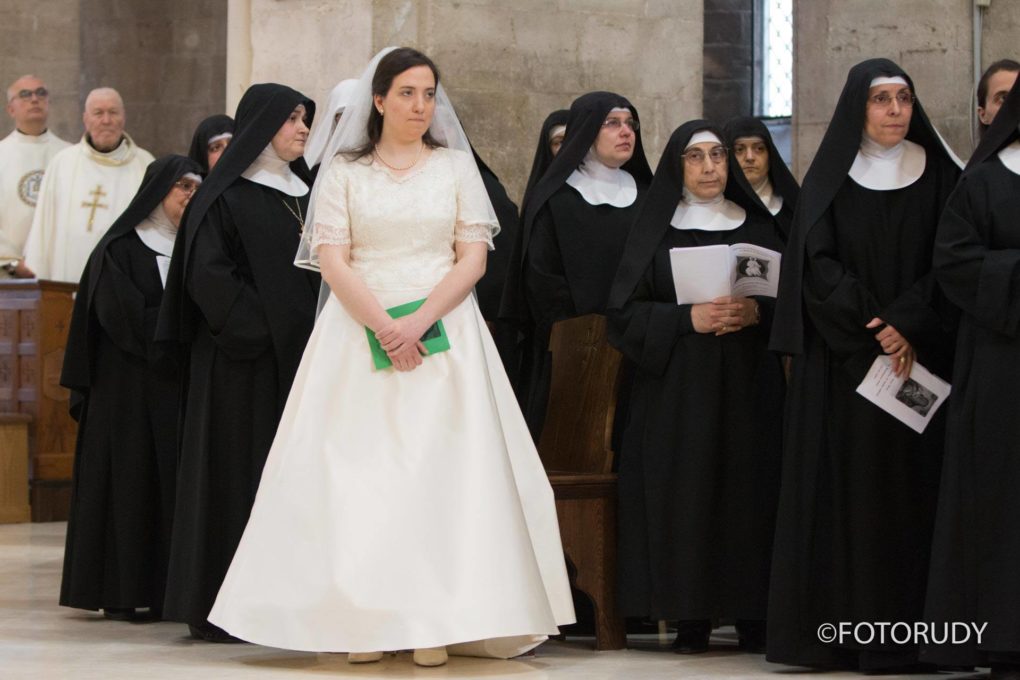 BARLETTA: In abito da sposa all'altare per diventare suora di clausura