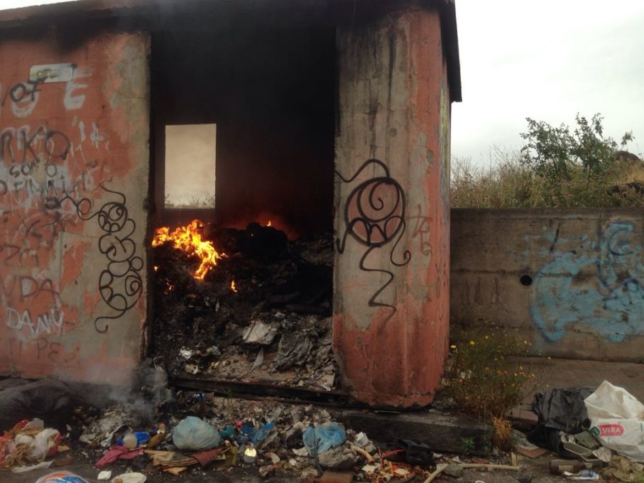 CATANIA: Incendio al palanesima, colonna di fumo nero - Le foto