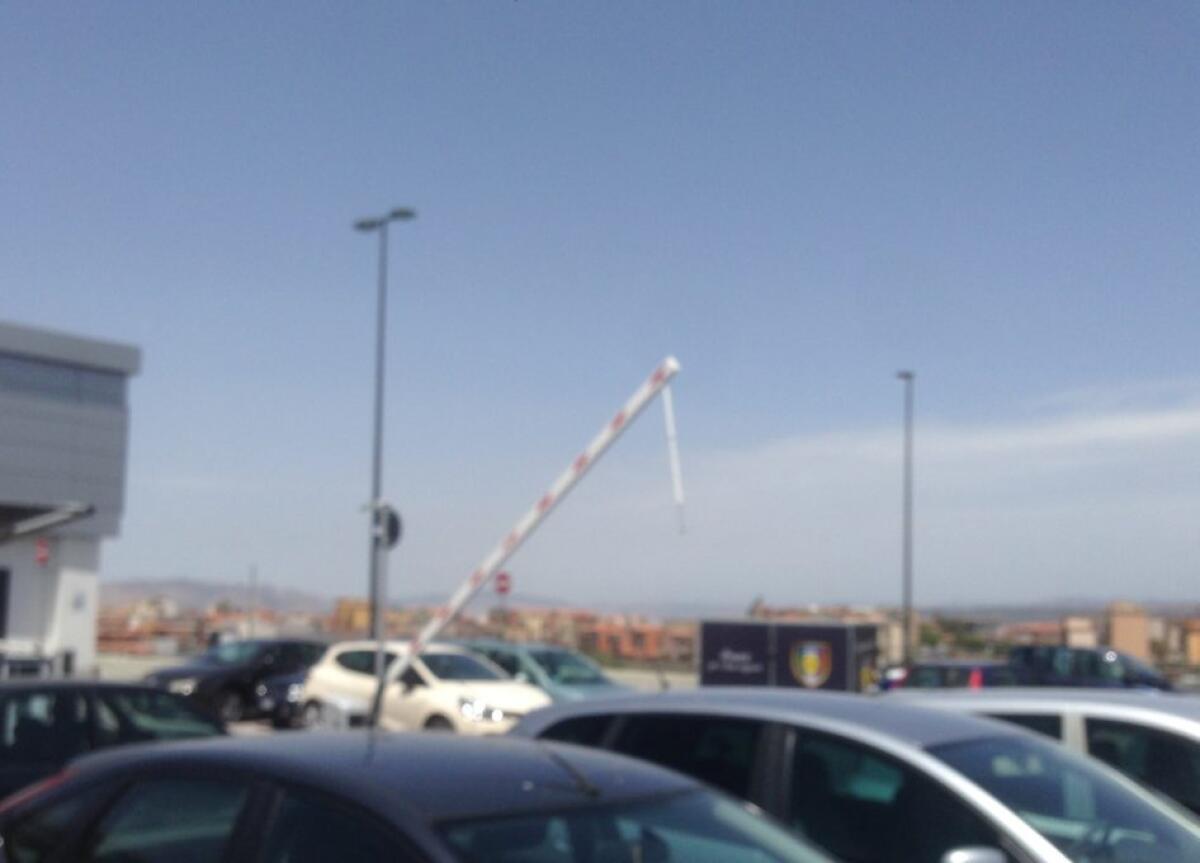 LIDL PATERNO' IL PARCHEGGIO DEL SUPERMERCATO DIVENTA PRIVATO, PERICOLO MULTE - 