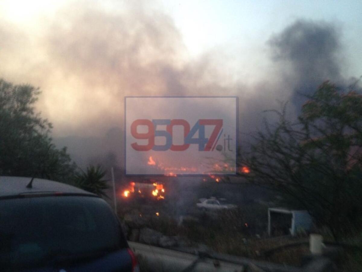 PATERNO': INCENDIO IN CONTRADA MONAFRIA - VIDEO E FOTO - 
