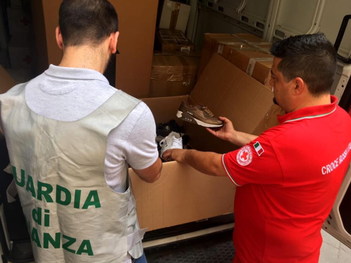 CATANIA: Donate alla Cri dalla Guardia di finanza 300 paia di scarpe per i migranti - 