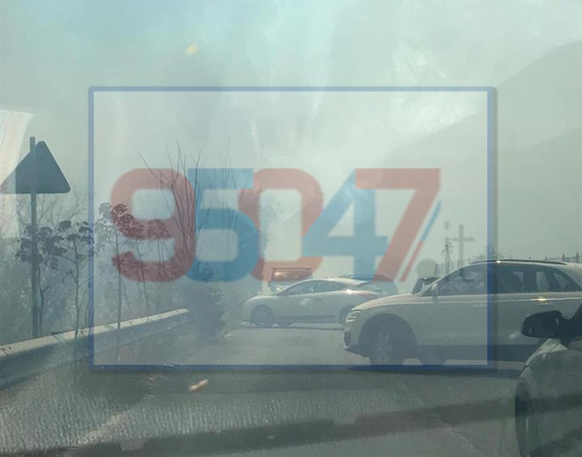 PATERNO': INCENDIO IN  VIA MONGIBELLO, AUTO BLOCCATE DAL FUMO - 