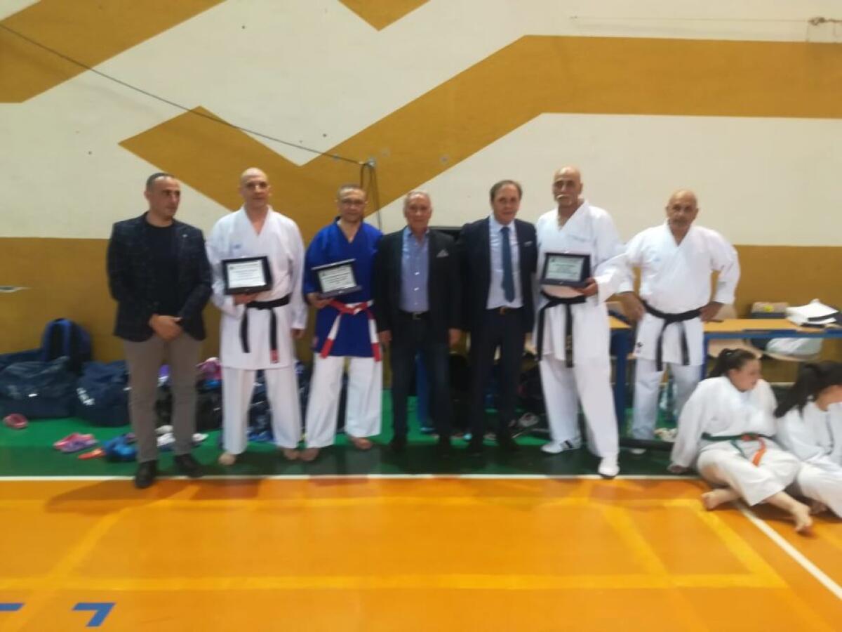 PATERNO': CONSEGNATE TARGHE DI RICONOSCIMENTO AL "TEAM KARATE BORZI" - 