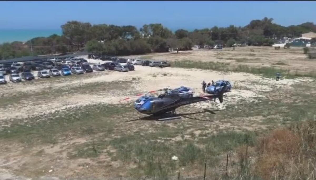 AGRIGENTO: Elicottero privato atterra tra le auto del parcheggio di San Leone - 