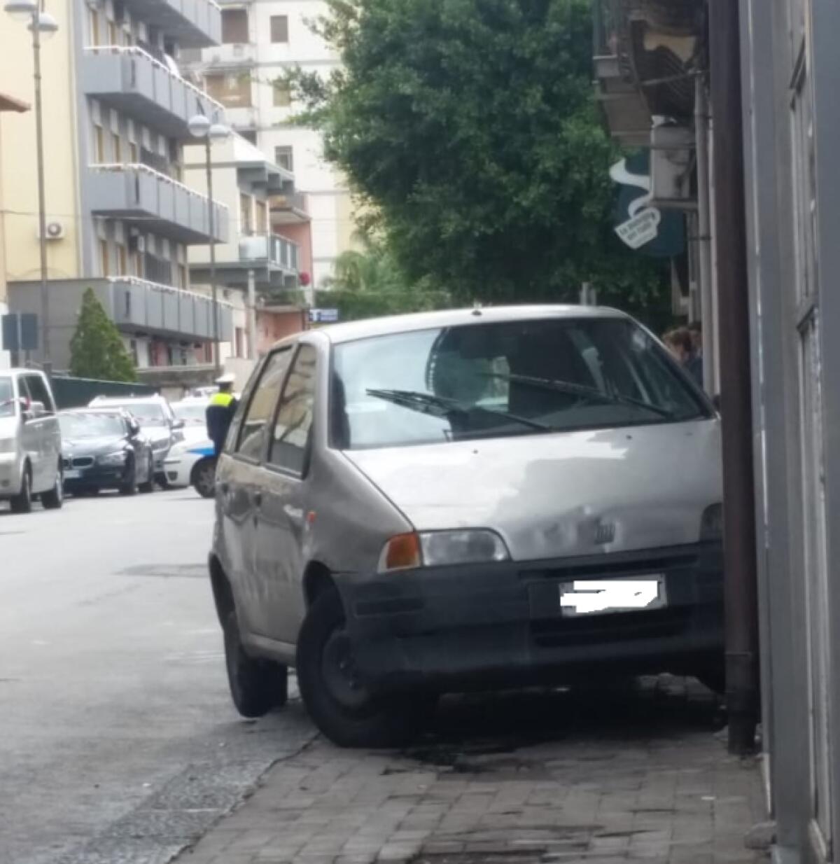 PATERNO': TRAVOLGE UN PEDONE E SI SCHIANTA CONTRO NEGOZIO - 