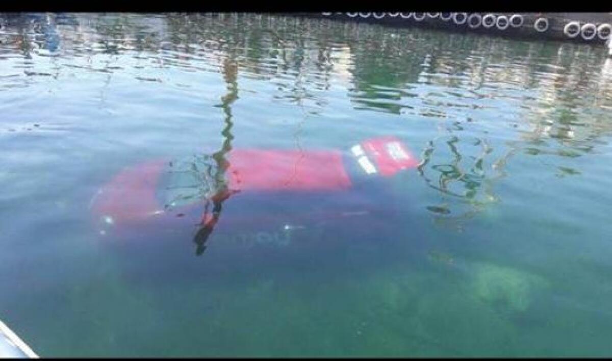 CATANIA: AUTO FINISCE A MARE AL PORTICCIOLO, INTERVENTO DEI VIGILI DEL FUOCO – LE FOTO - 