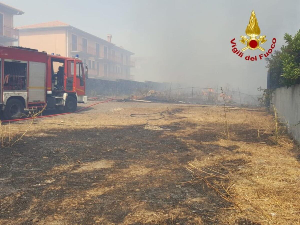 SAN GIOVANNI GALERMO: Vasto incendio minaccia abitazioni. Intervento dei Vigili del fuoco - 