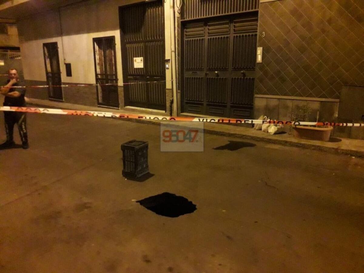 PATERNO': VIA REGGIO, SI APRE PICCOLA VORAGINE IN STRADA - LE FOTO - 