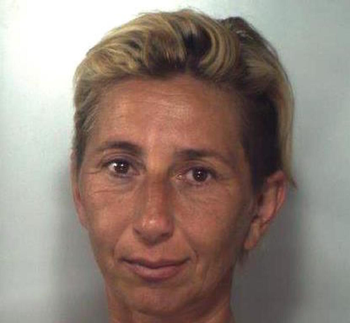 MISTERBIANCO: Si rifà il guardaroba razziando di fila tre negozi di intimo, arrestata dai carabinieri - 