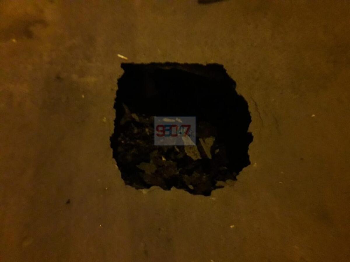 PATERNO’: VIA REGGIO, SI APRE VORAGINE IN STRADA – LE FOTO - 