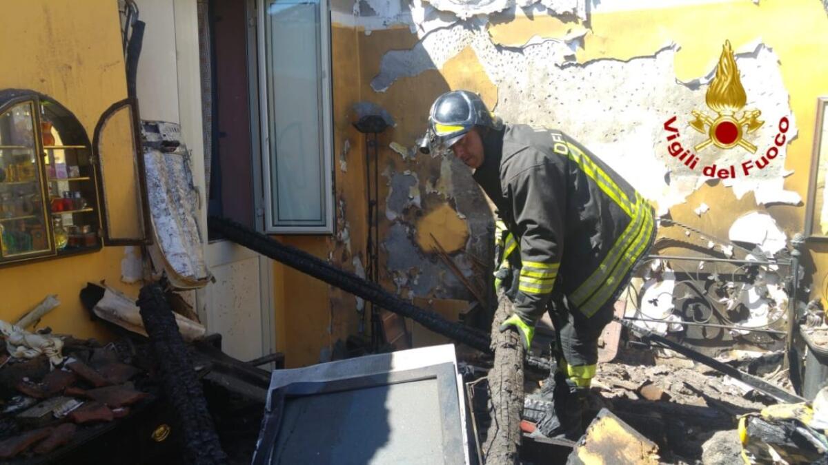 CATANIA: In fiamme una falegnameria, evacuate due abitazioni - 