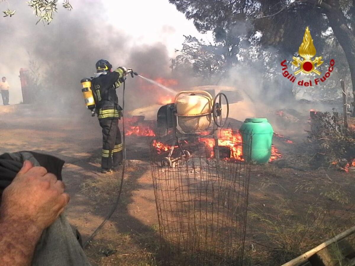 SANTA MARIA DI LICODIA: INCENDIO IN TERRENO, A FUOCO PURE UN AUTO - 