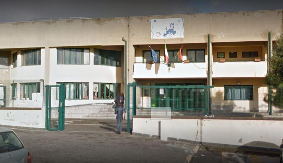 MASCALUCIA: Paura in una materna, in fiamme area esterna. Evacuati i bambini - 