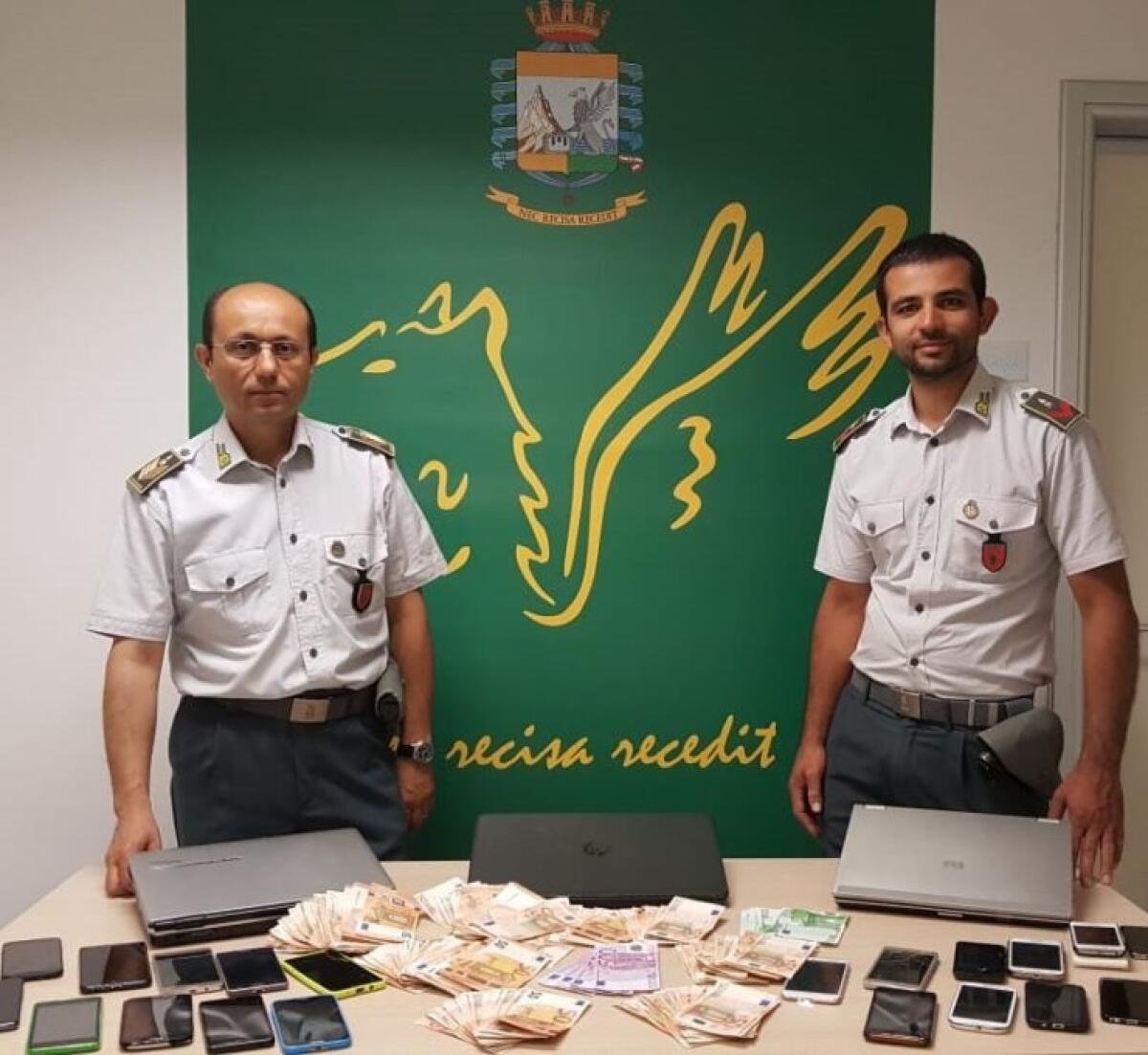 CATANIA: In aeroporto con 15mila euro e prodotti elettronici rubati. Donna denunciata - 
