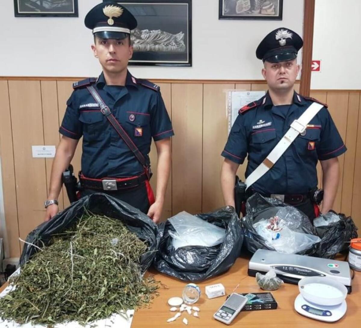 ACI CATENA: Tra garage e camera da letto nascondeva oltre 1,5 Kg di droga. - 