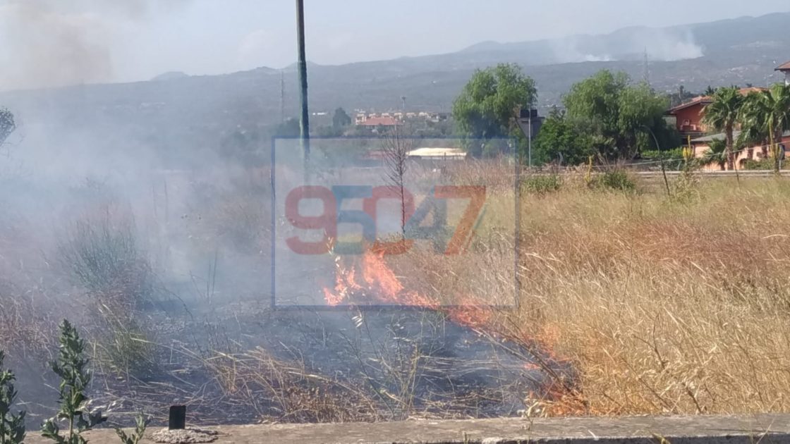 PATERNO': Con il caldo arrivano i primi incendi estivi