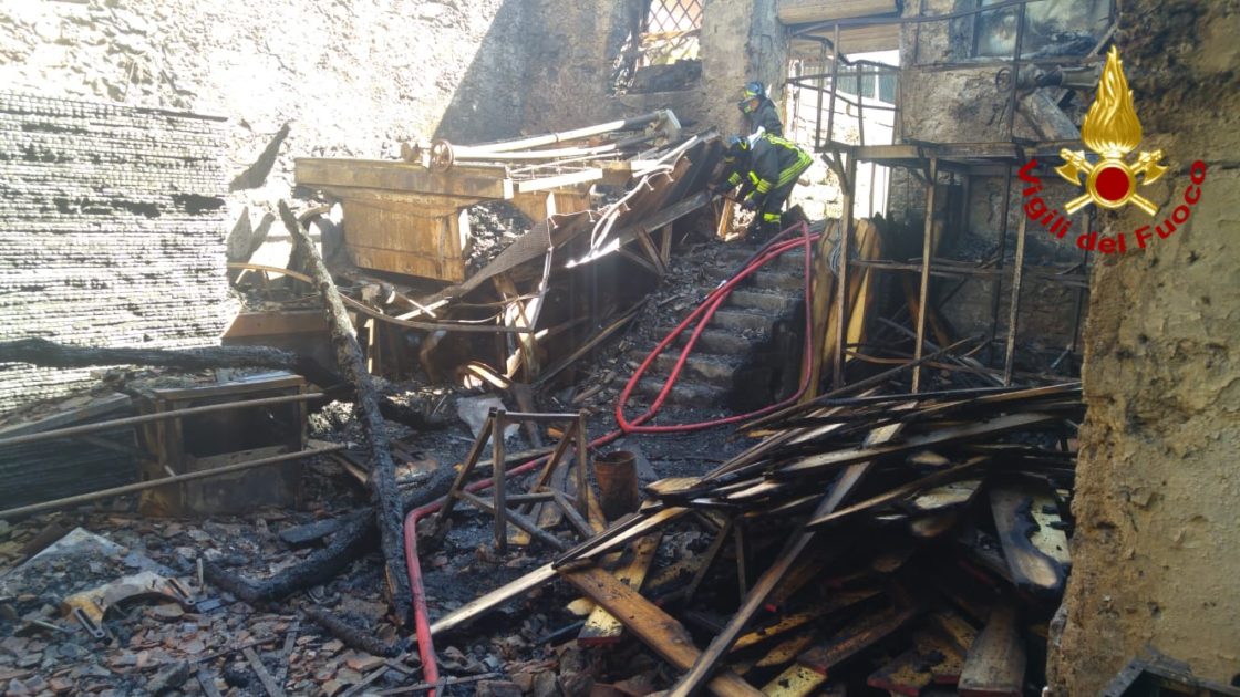 CATANIA: In fiamme una falegnameria, evacuate due abitazioni