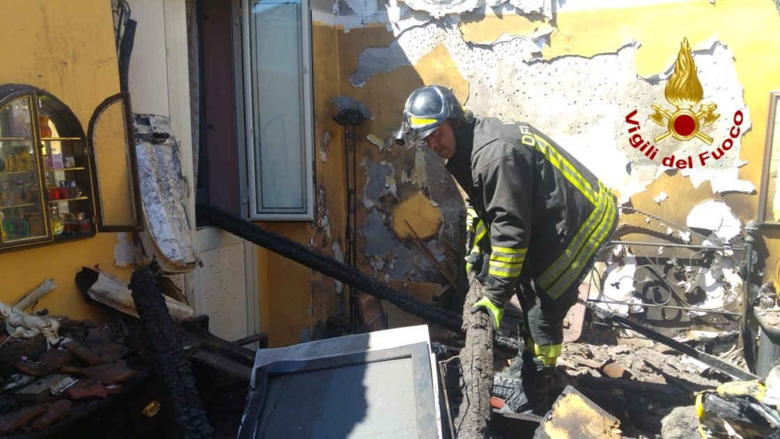 CATANIA: In fiamme una falegnameria, evacuate due abitazioni