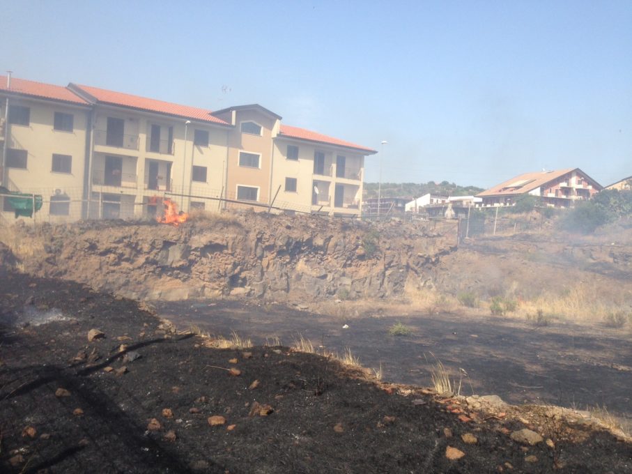 PATERNO': Fiamme vicino alle case, rogo di sterpaglie