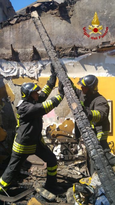 CATANIA: In fiamme una falegnameria, evacuate due abitazioni