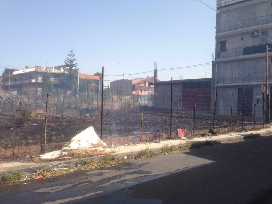 PATERNO': Incendio di sterpaglie vicino alle case