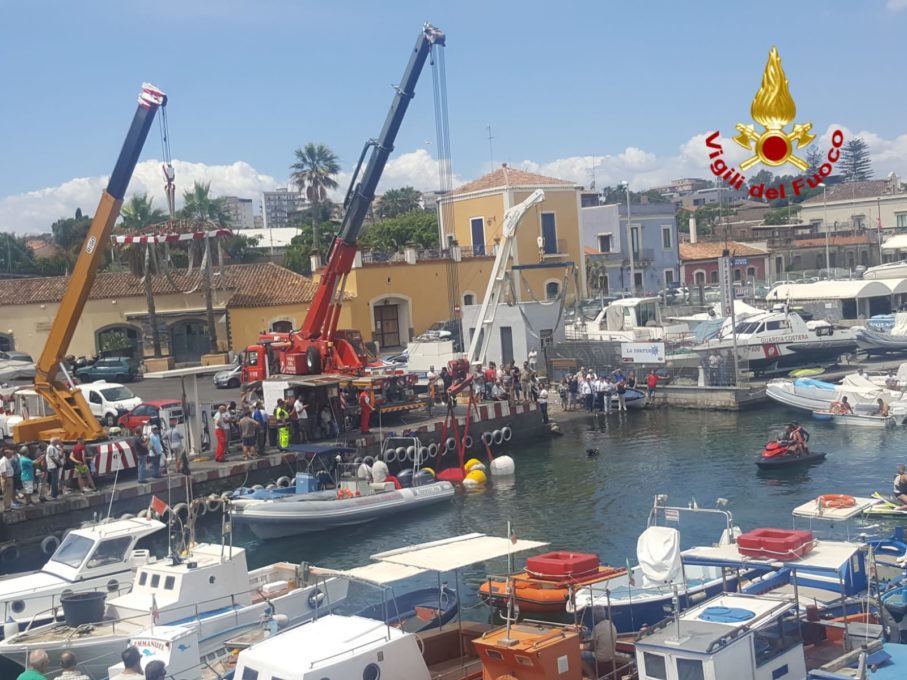 CATANIA: AUTO FINISCE A MARE AL PORTICCIOLO, INTERVENTO DEI VIGILI DEL FUOCO – LE FOTO